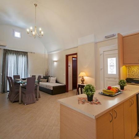 סנטוריני Veldi Art - Kamari Beach Apartment מראה חיצוני תמונה